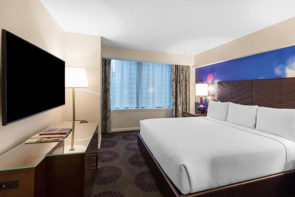 King Room Near Seneca Park CHI Luxury Bookings