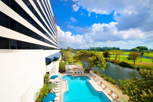 Traditional Guest Room Near Tropic Supply MIA 10 Luxury Bookings
