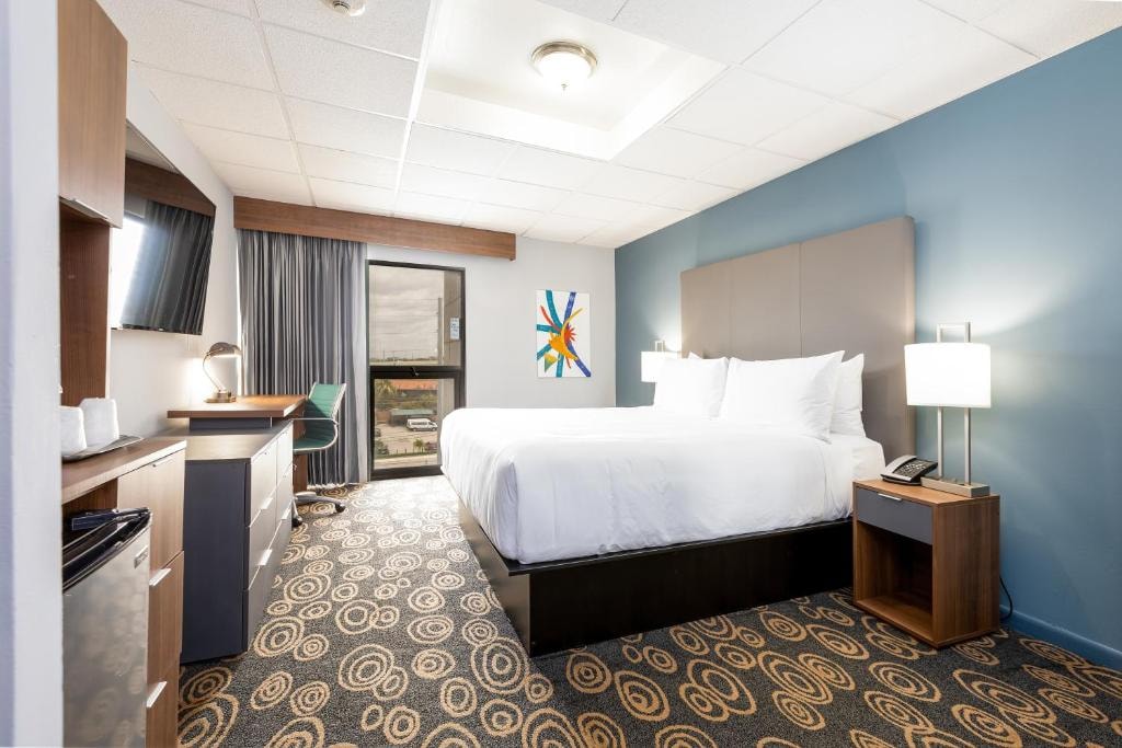 Standard King Room Near Latin Cafe 2000 MIA Luxury Bookings