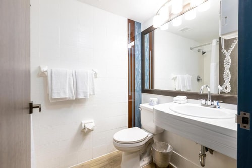 Standard King Room Near Latin Cafe 2000 MIA 6 Luxury Bookings