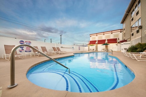 Klondike Standard Room Near Dunkin LAS 10 Luxury Bookings