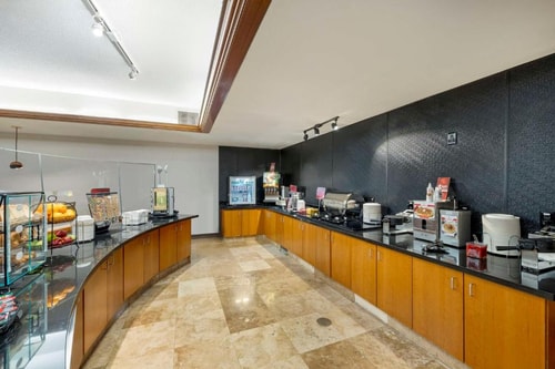 Queen Room Near Mercurylight LAS 11 Luxury Bookings