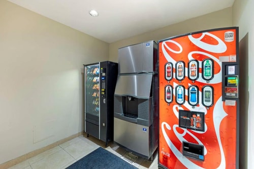 Queen Room Near Mercurylight LAS 6 Luxury Bookings