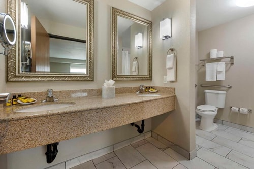 Queen Room Near Mercurylight LAS 4 Luxury Bookings