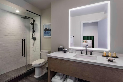 King Room Near Veteran Park Ledges CHI 6 Luxury Bookings