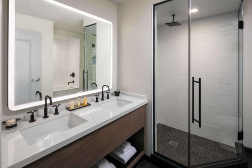 King Room Near Veteran Park Ledges CHI 8 Luxury Bookings