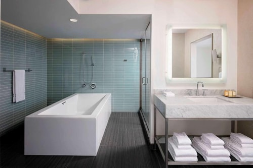 King Room Near Veteran Park Ledges CHI 7 Luxury Bookings