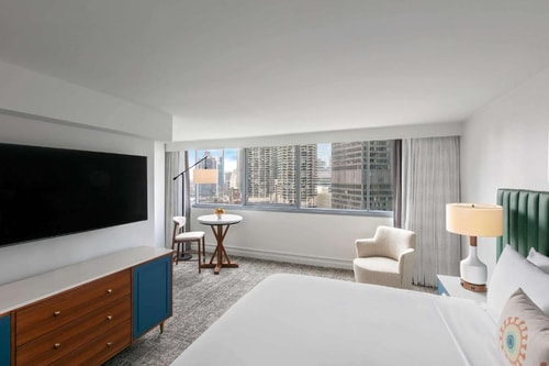 King Room Near Veteran Park Ledges CHI 5 Luxury Bookings
