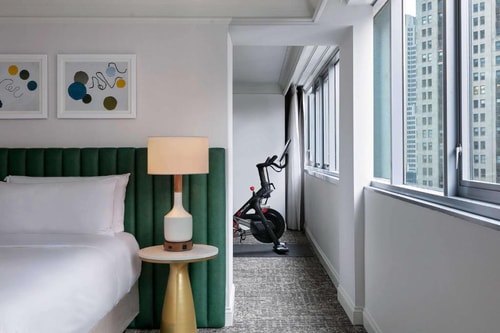 King Room Near Veteran Park Ledges CHI 1 Luxury Bookings