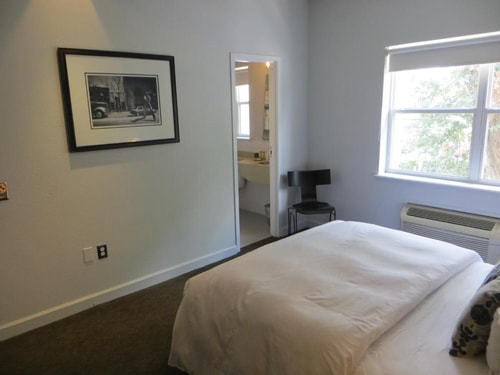 Deluxe Queen Room Near Howard Middle School ORL 3 Luxury Bookings