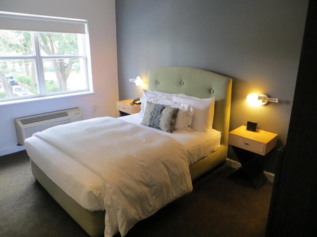 Deluxe Queen Room Near Howard Middle School ORL Luxury Bookings