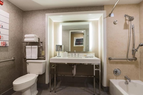 King Room Near The Gateway Park CHI 3 Luxury Bookings