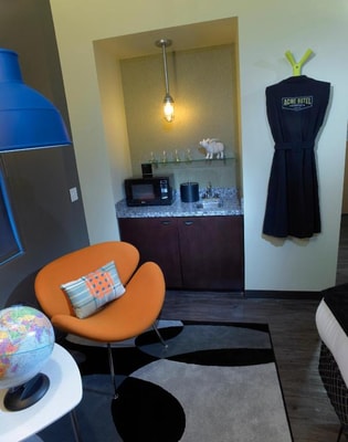 Queen Room with City View Near Pizzeria Uno CHI 4 Luxury Bookings