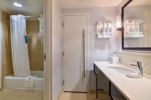 One Bedroom Suite Near Tropical Smoothie Cafe WDC 5 Luxury Bookings