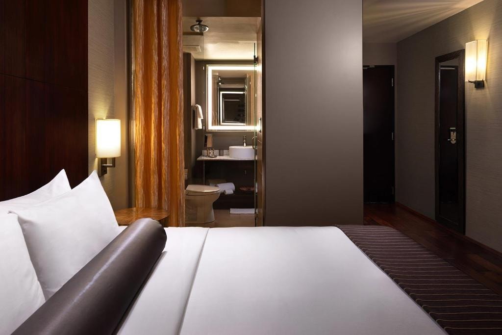 King Room Near State Street Dental Specialist CHI Luxury Bookings