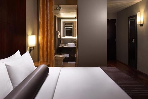 King Room Near State Street Dental Specialist CHI Luxury Bookings