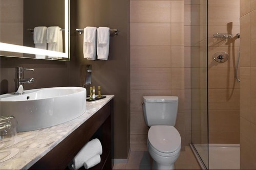 King Room Near State Street Dental Specialist CHI 3 Luxury Bookings