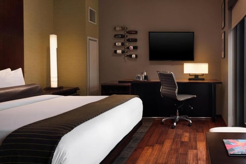King Room Near State Street Dental Specialist CHI 2 Luxury Bookings