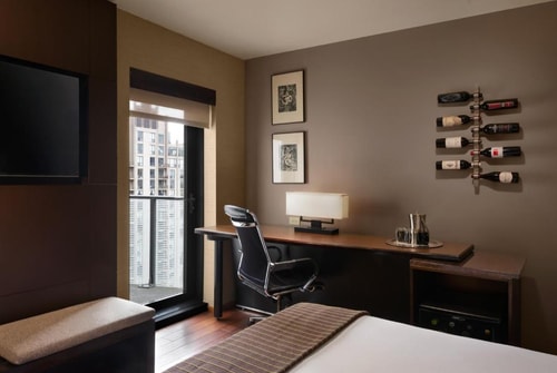 King Room Near State Street Dental Specialist CHI 1 Luxury Bookings