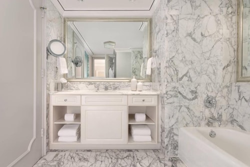 King Room Near Koko MIA 5 Luxury Bookings