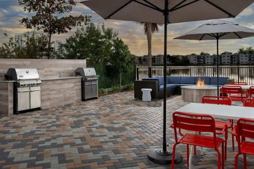 King Room Near Airpark Plaza MIA 10 Luxury Bookings