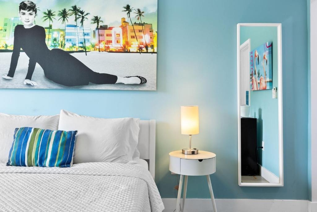 Standard Queen Room Near Uptown 66 MIA Luxury Bookings