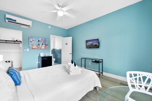 Standard Queen Room Near Uptown 66 MIA 2 Luxury Bookings