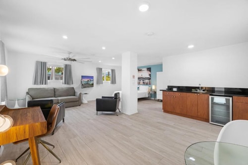 Standard Queen Room Near Uptown 66 MIA 6 Luxury Bookings