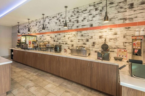 Deluxe Queen Room Near Academica Nevada LAS 9 Luxury Bookings