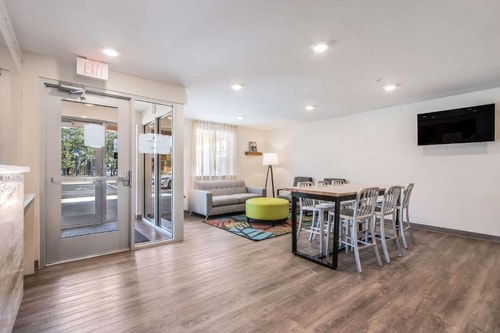 Queen Room Near Pollo Tropical MIA 4 Luxury Bookings