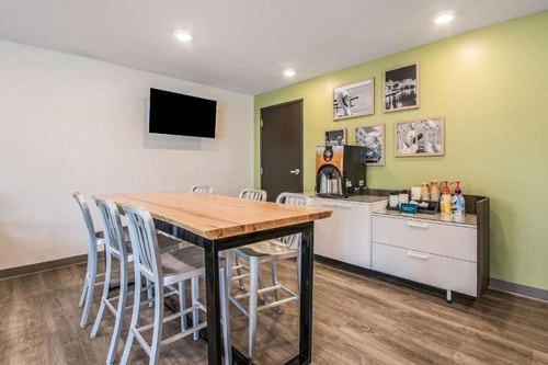 Queen Room Near Pollo Tropical MIA 5 Luxury Bookings