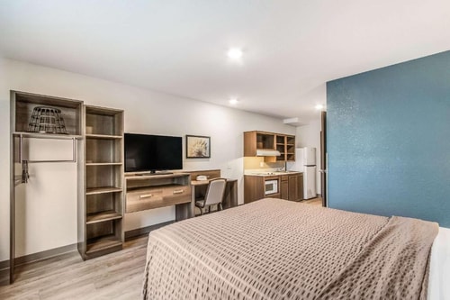 Queen Room Near Pollo Tropical MIA 2 Luxury Bookings