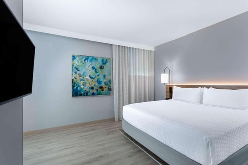 King Room Near Circle K MIA Luxury Bookings