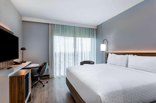 King Room Near Circle K MIA 1 Luxury Bookings