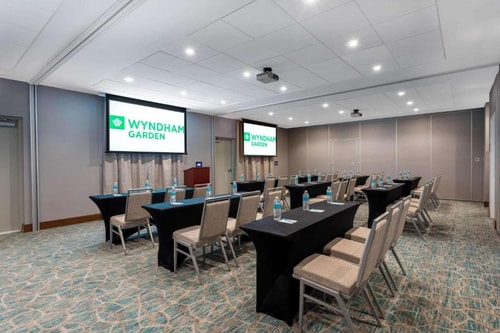 King Room Near Circle K MIA 7 Luxury Bookings