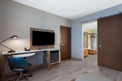 King Room Near Circle K MIA 3 Luxury Bookings