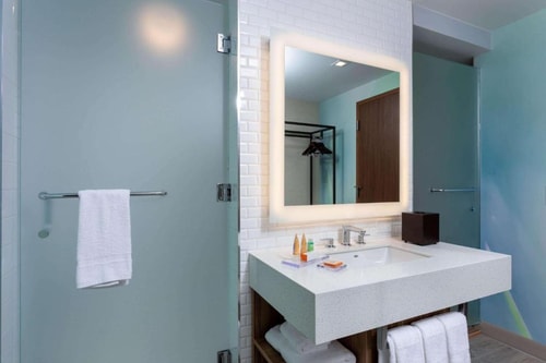 King Room Near Circle K MIA 5 Luxury Bookings