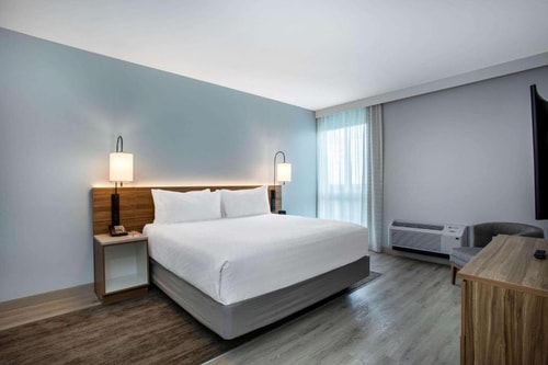 King Room Near Circle K MIA 2 Luxury Bookings