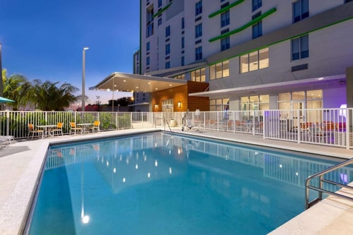 King Room Near Circle K MIA 14 Luxury Bookings