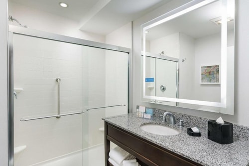 King Room Near PNC Bank WDC 3 Luxury Bookings