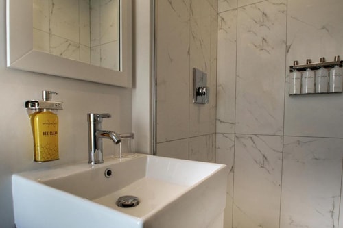 Loft Queen Near Shenkman Hall WDC 3 Luxury Bookings