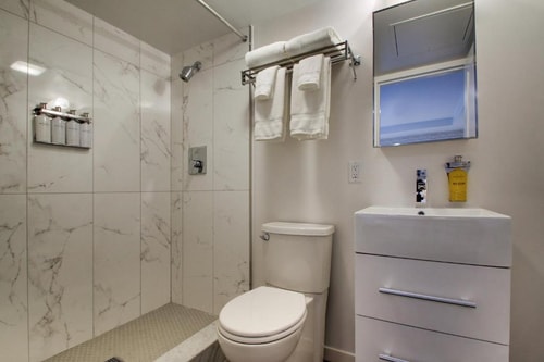 Loft Queen Near Shenkman Hall WDC 4 Luxury Bookings