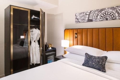 Standard King Room Near Garrett Popcorn Shop CHI Luxury Bookings