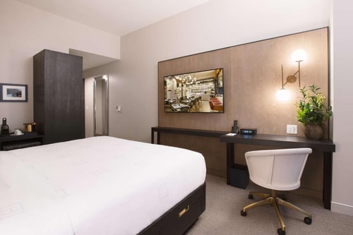Standard King Room Near Garrett Popcorn Shop CHI 1 Luxury Bookings
