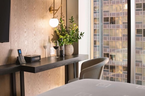 Standard King Room Near Garrett Popcorn Shop CHI 4 Luxury Bookings