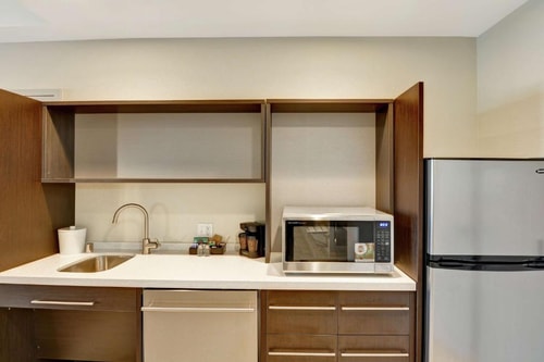 King Studio Suite Near Amazon Locker Ironwood LAS 3 Luxury Bookings