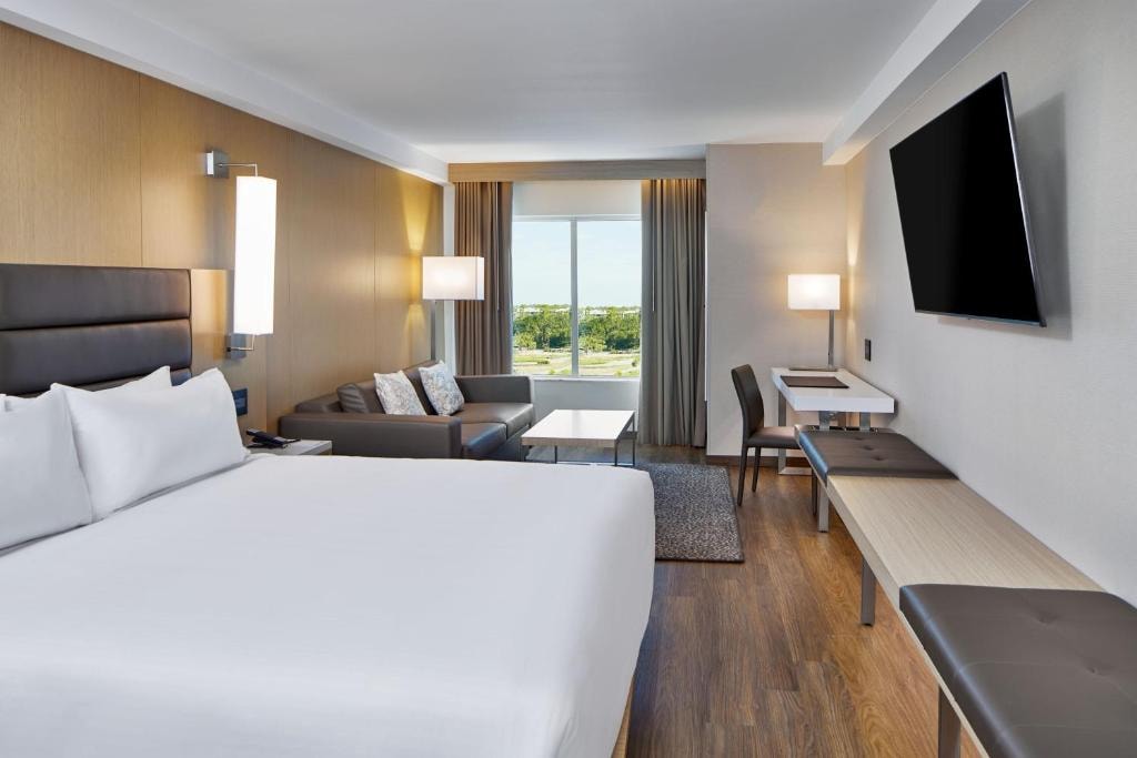 King Room Near Waffle House ORL Luxury Bookings