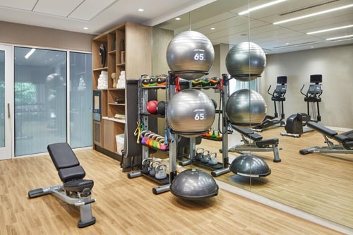 King Room Near Waffle House ORL 14 Luxury Bookings