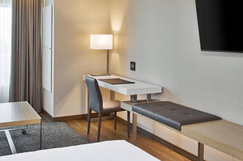 King Room Near Waffle House ORL 2 Luxury Bookings