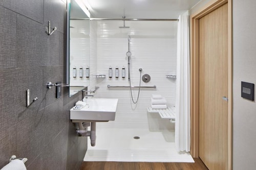 King Room Near Waffle House ORL 3 Luxury Bookings